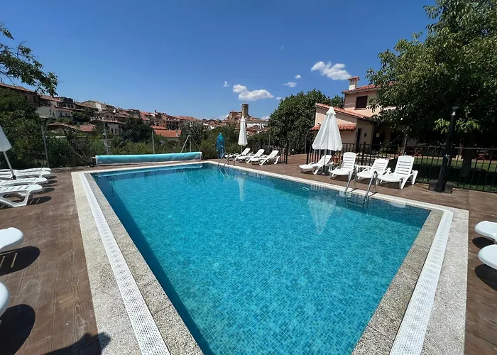 Apartamentos Dona Jimena Del Ambroz 4 Estrellas Complejo Unico En El Centro Del Pueblo