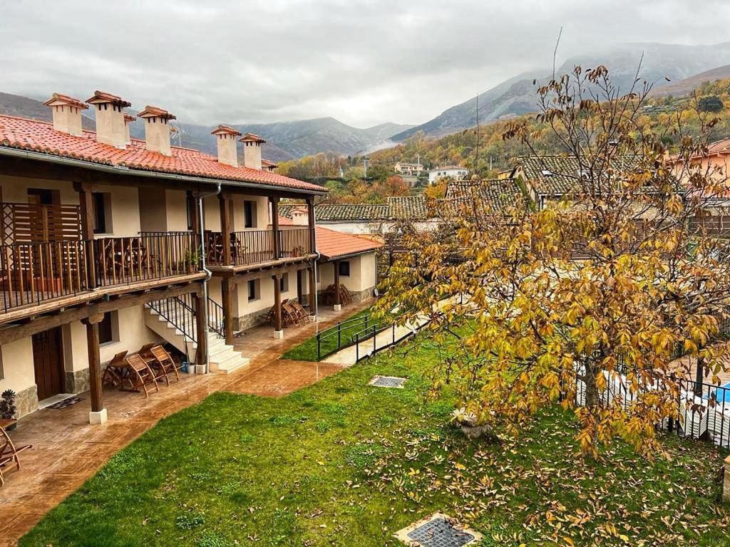 Dona Jimena Del Ambroz: 4-star Complex